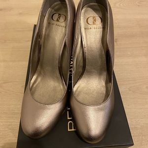 Bronze colored high heel, new